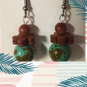 🌹✅2/$12 Global design wooden flowers earrings.